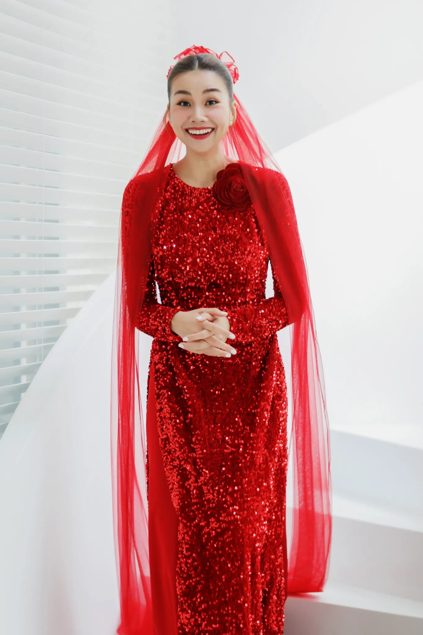 sieu-mau-thanh-hang-mac-ao-dai-cuoi-mau-do-trong-ngay-vui