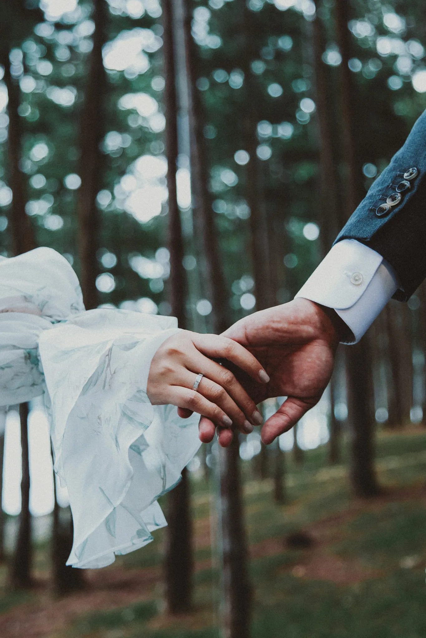 sieu-mau-thanh-hang-mac-ao-dai-cuoi-mau-do-trong-ngay-vui-2