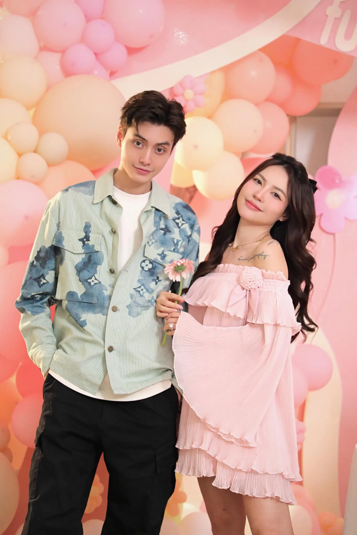 tuan-duong-gay-tranh-cai-vi-mua-qua-tang-vo-ma-quen-mat-me-ruot-4