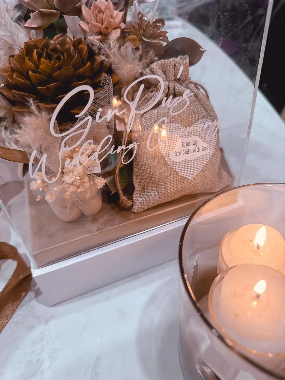 gin-tuan-kiet-va-puka-gui-thiep-moi-cuoi-dac-biet-den-quan-khach-1