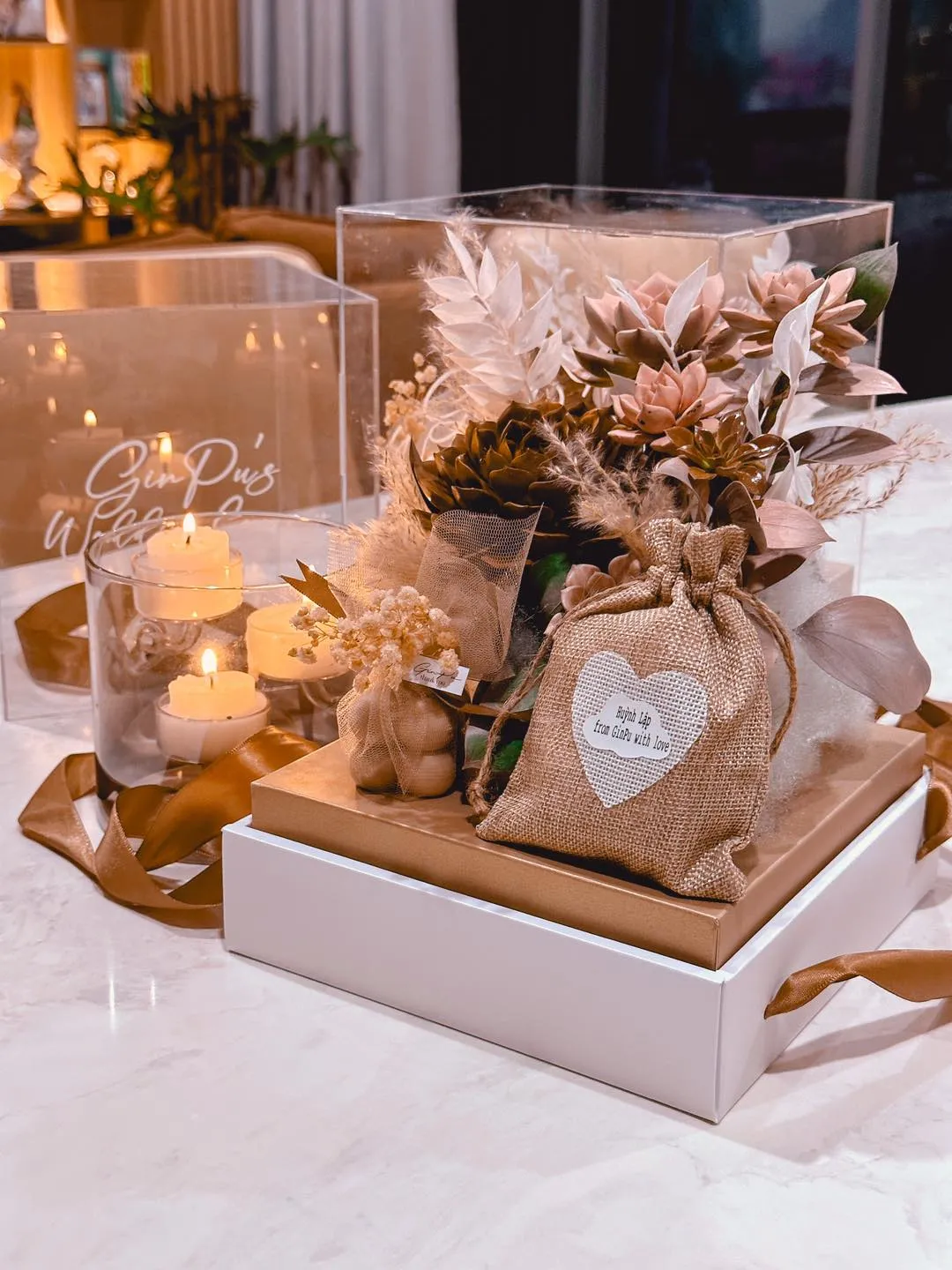 gin-tuan-kiet-va-puka-gui-thiep-moi-cuoi-dac-biet-den-quan-khach