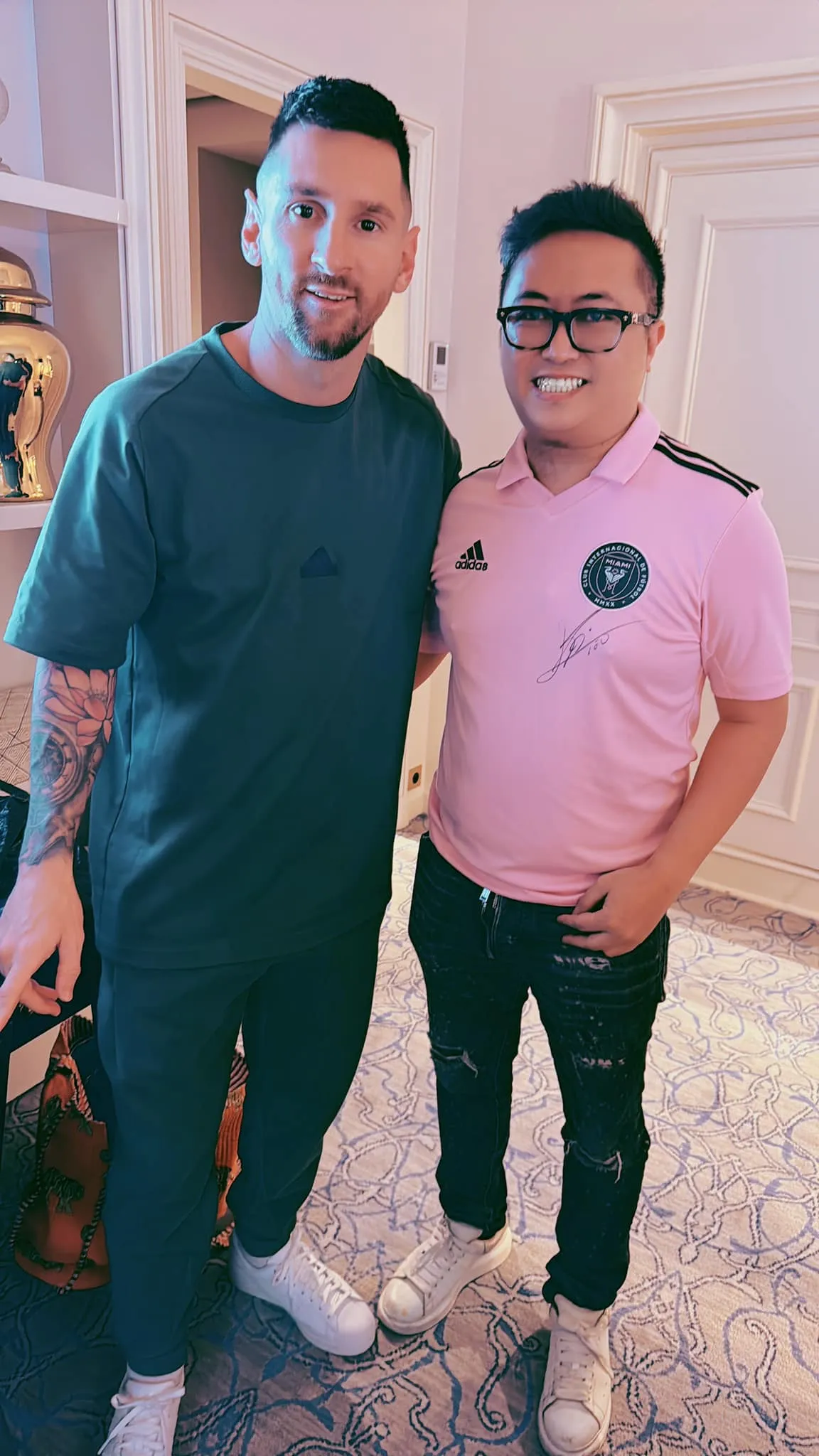 doanh-nhan-quoc-cuong-gap-go-messi-dan-mang-reo-ten-jack