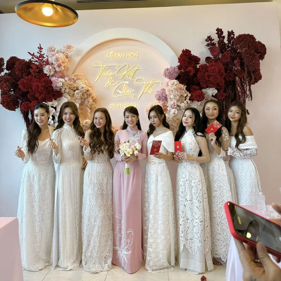 anh-tu-va-lyly-up-mo-thoi-diem-to-chuc-dam-cuoi