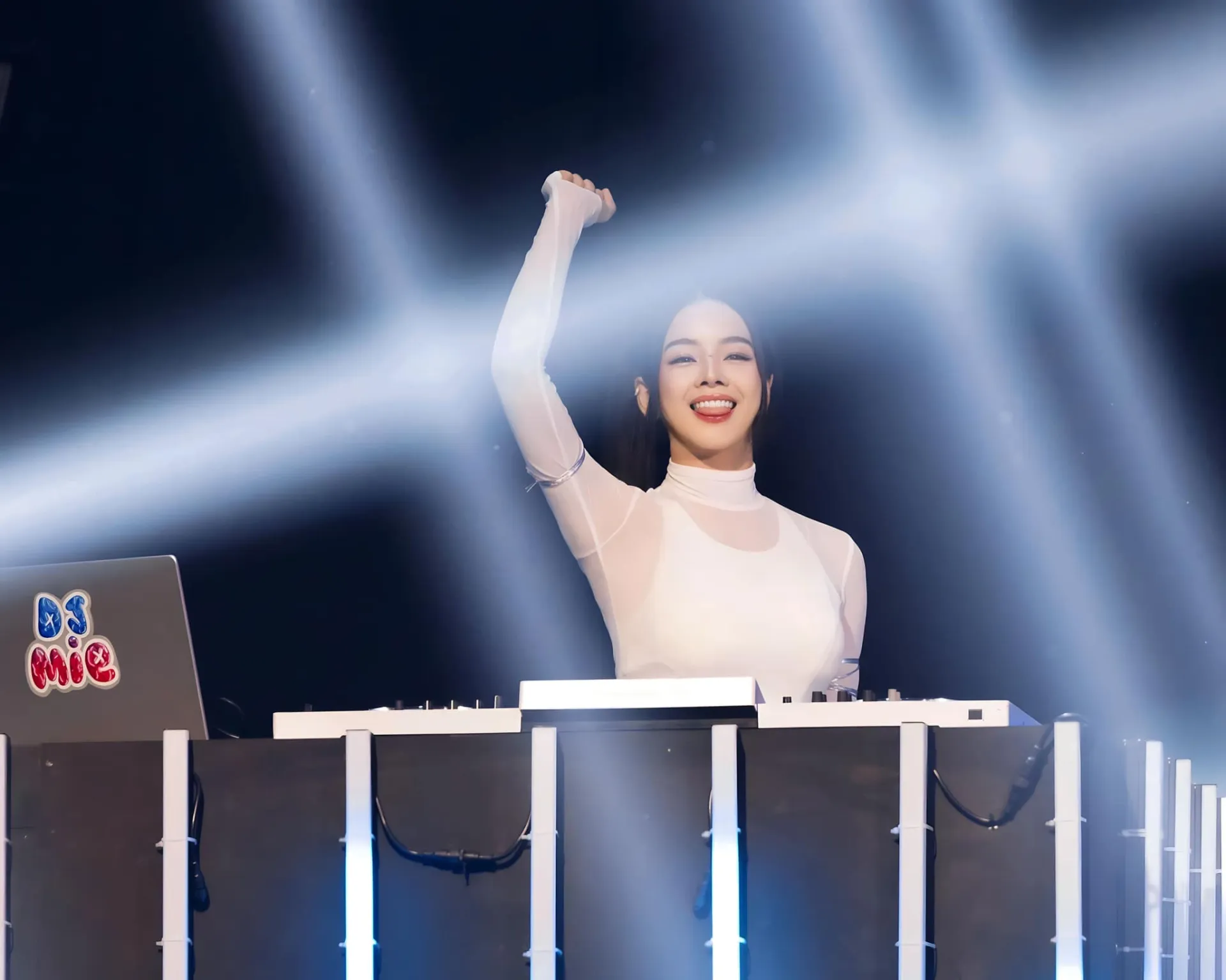 mie-dj-duoc-menh-danh-la-dj-ngoan-nhat-viet-nam-10