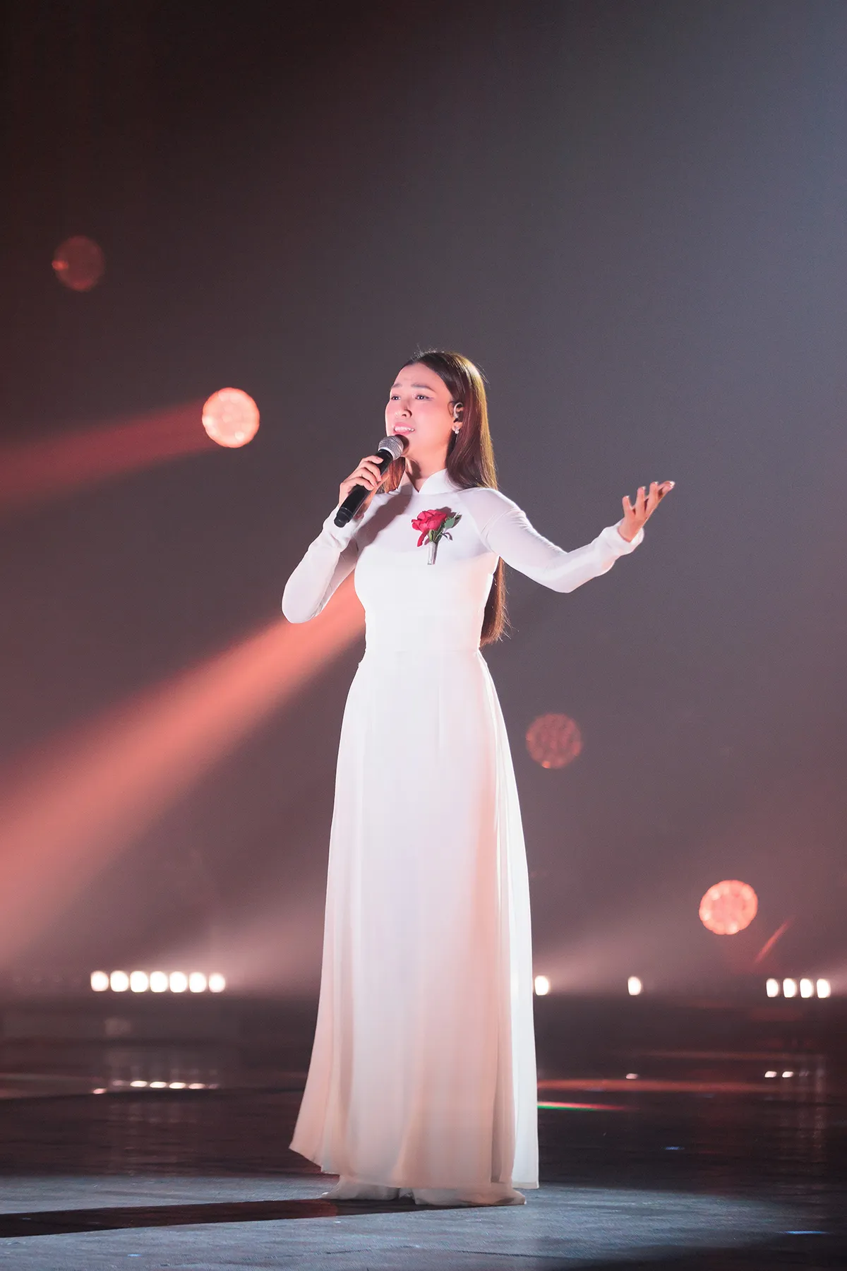 hoang-oanh-chi-dep-dap-gio-re-song (1)