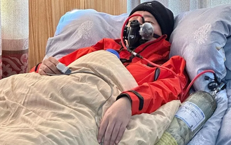 nu-dien-vien-ngat-xiu-khi-leo-nui-phai-tho-oxy-1