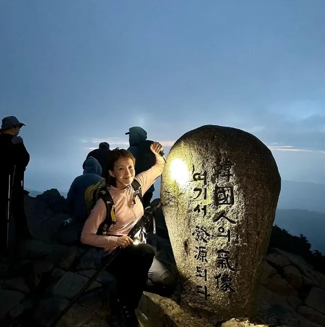 nu-dien-vien-ngat-xiu-khi-leo-nui-phai-tho-oxy