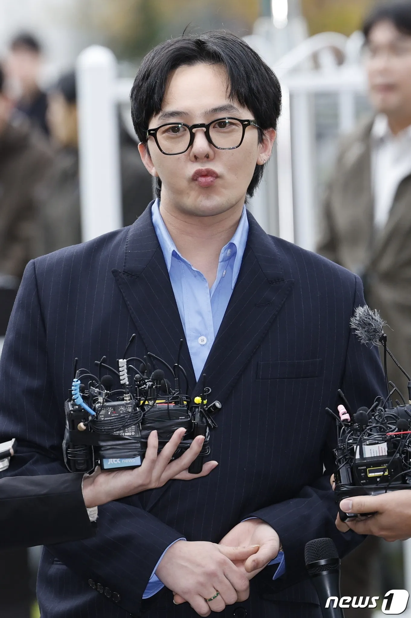 gdragon-trinh-dien-tai-so-canh-sat-ve-cao-buoc-dung-chat-kich-thich-1