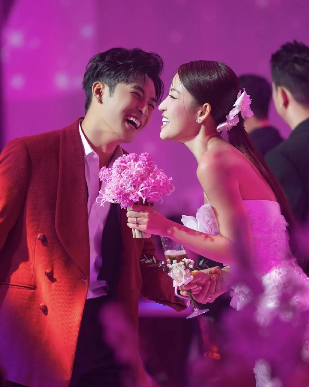 vi-sao-puka-cam-3-bo-hoa-tai-dam-cuoi-tai-sai-gon-2