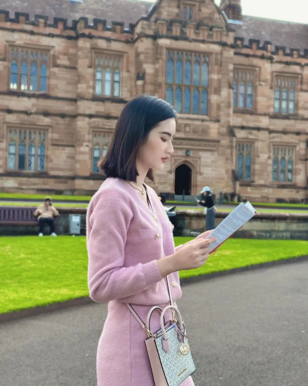 hinh-anh-dau-tien-cua-hoa-hau-y-nhi-khi-sang-uc-du-hoc-1