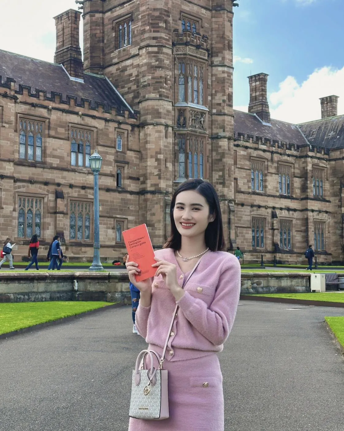 hinh-anh-dau-tien-cua-hoa-hau-y-nhi-khi-sang-uc-du-hoc-2