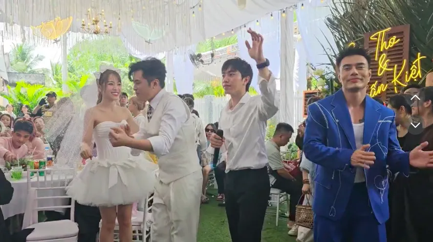 tro-ly-cua-le-duong-bao-lam-duoc-khen-hat-hay