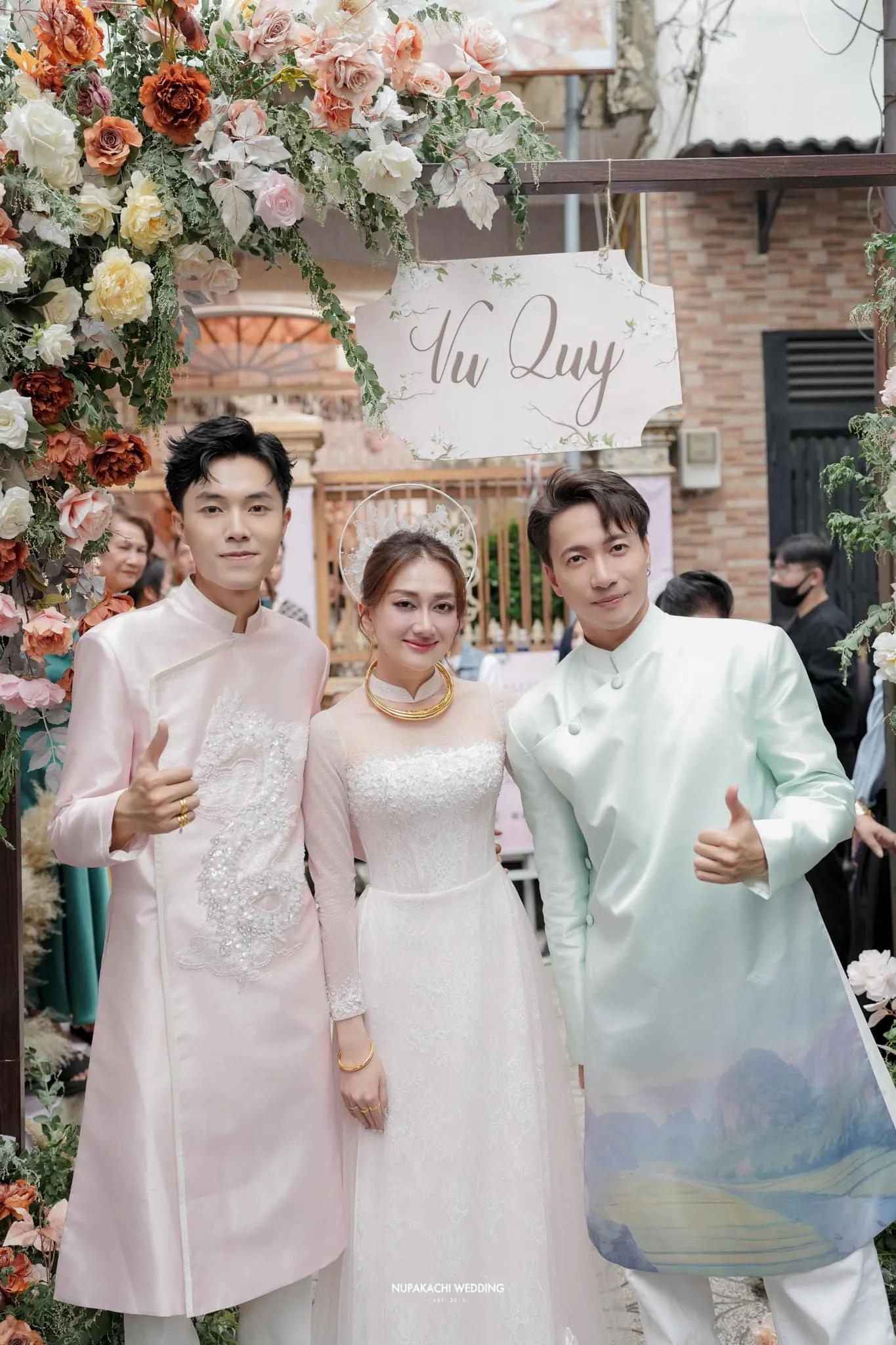 vo-chong-phuong-lan-tang-qua-khung-cho-khach-moi-du-dam-cuoi-1