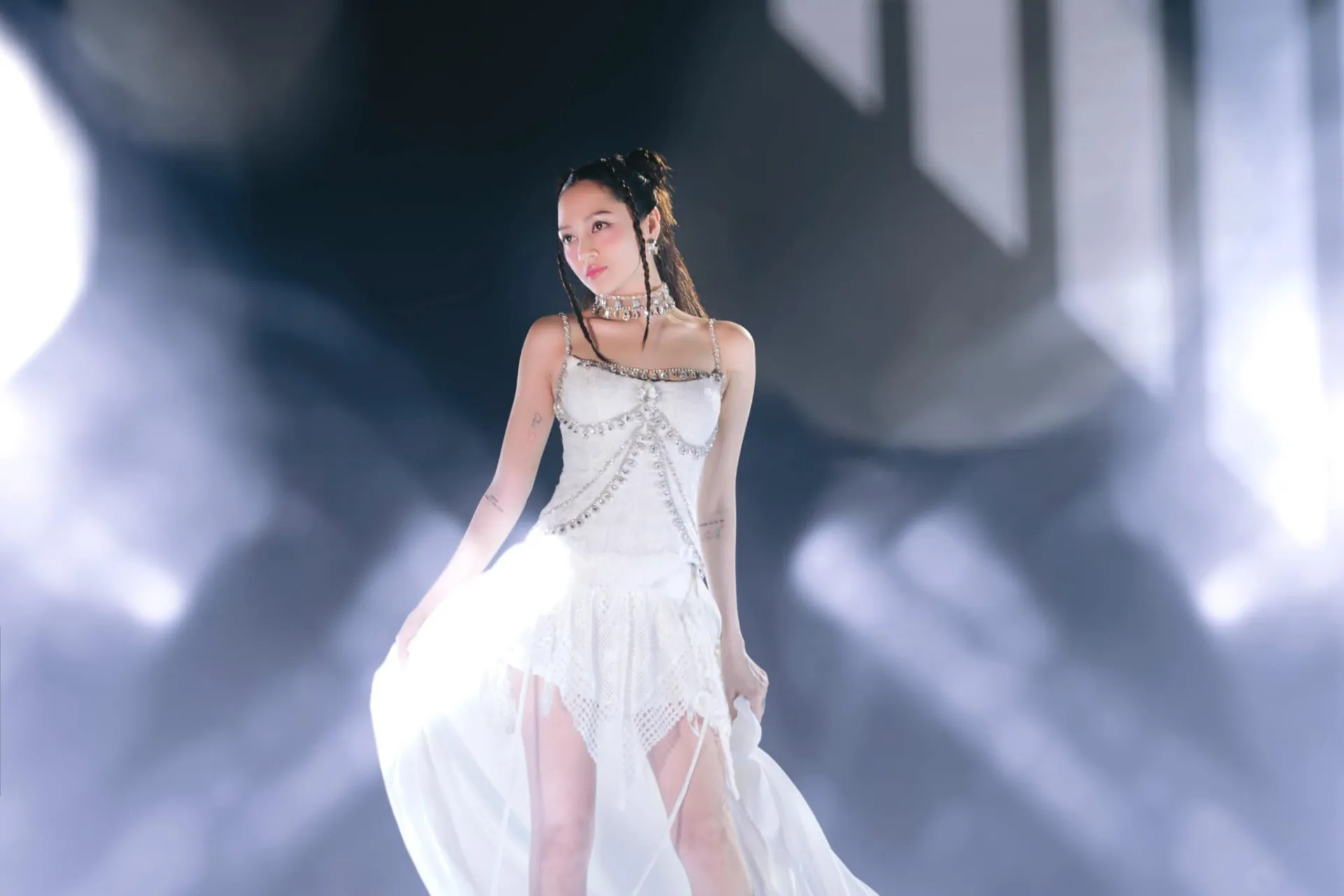 bao-anh-tat-bat-chay-show-sau-khi-rut-khoi-chi-dep-dap-gio-re-song-2