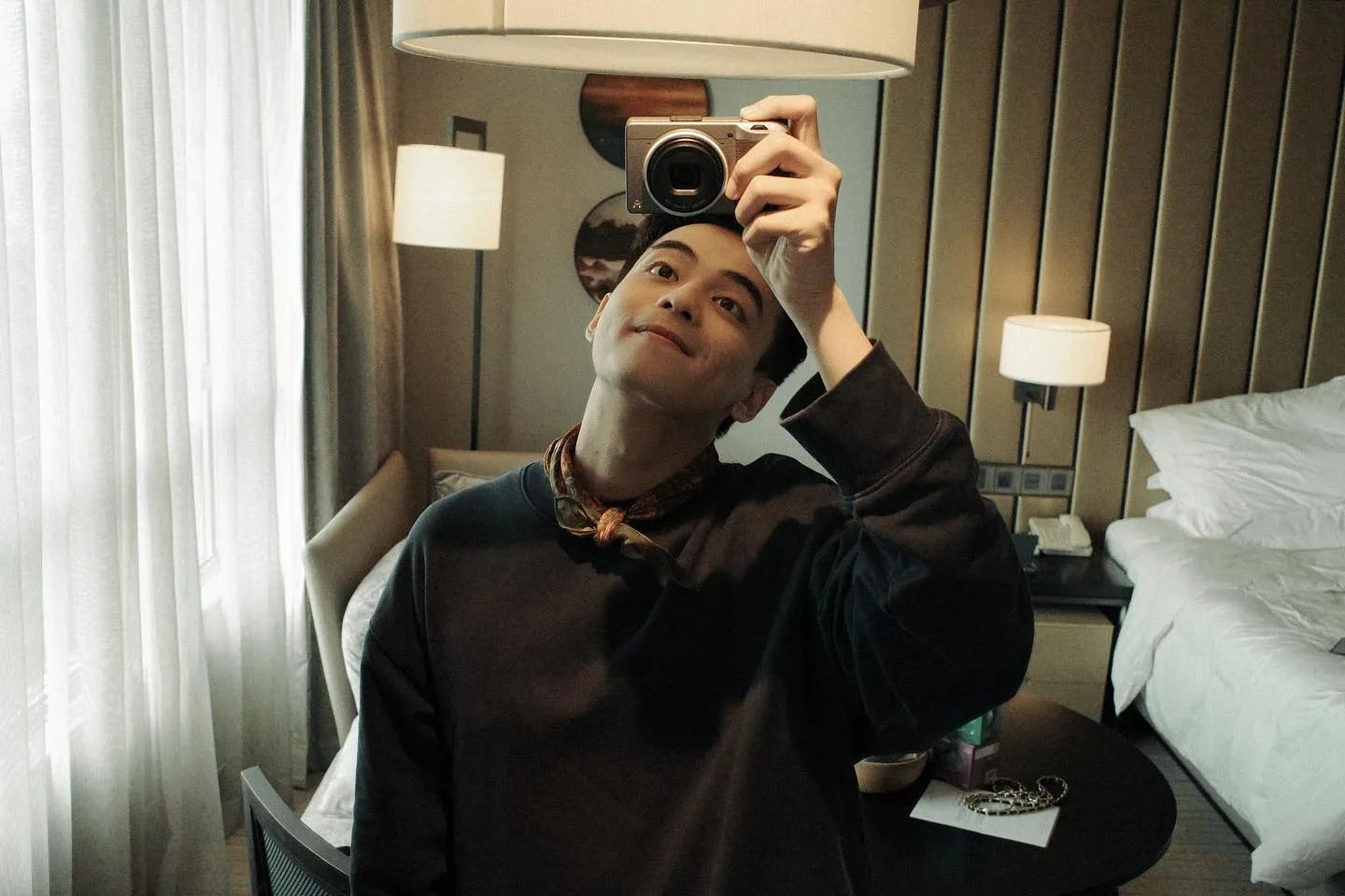 hai-tu-va-ben-pham-trong-tiec-sinh-nhat