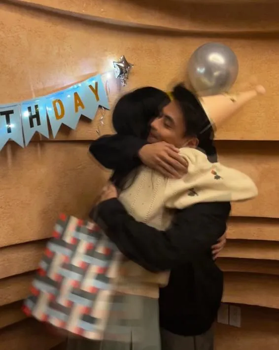 hai-tu-va-ben-pham-trong-tiec-sinh-nhat-4