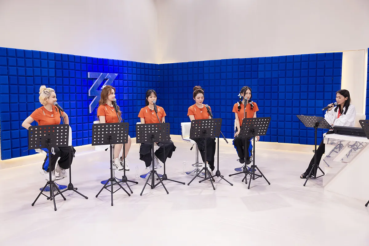 dieu-nhi-duoc-khen-giong-hat-tai-chi-dep-dap-gio-re-song-1