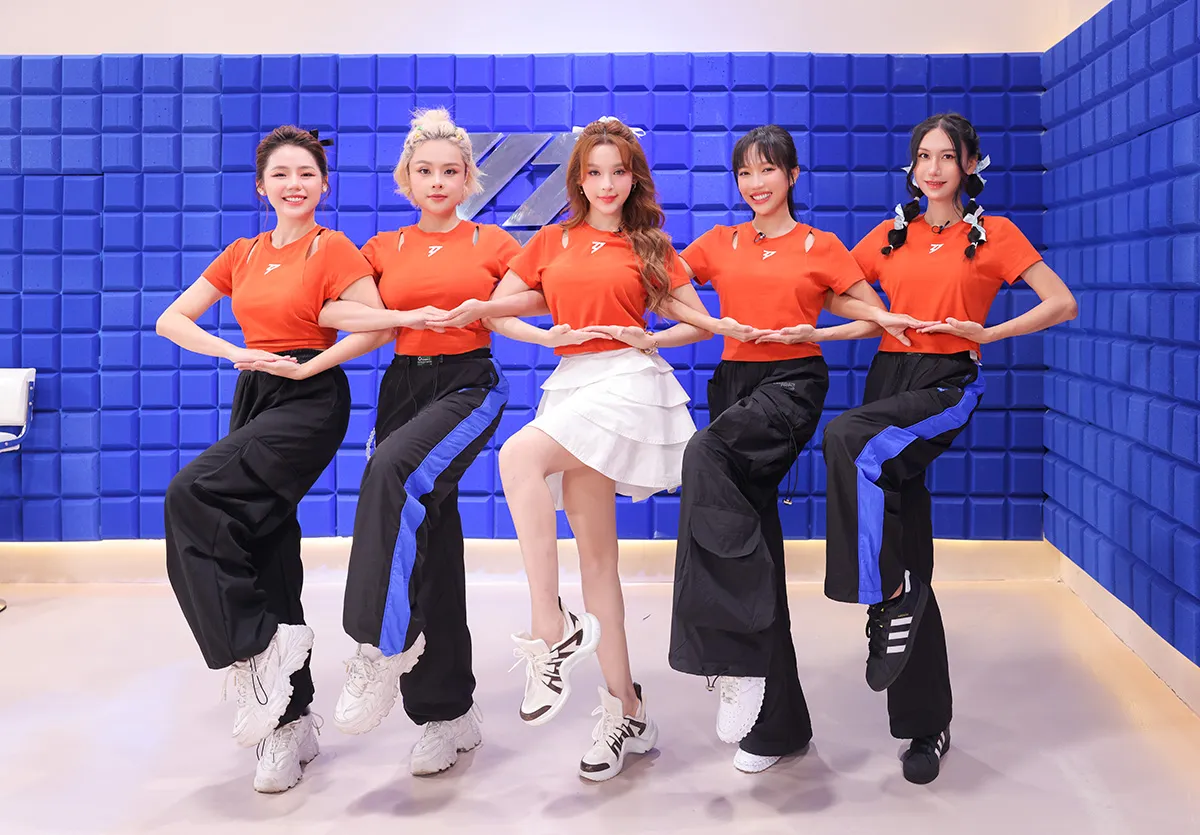 dieu-nhi-duoc-khen-giong-hat-tai-chi-dep-dap-gio-re-song-2