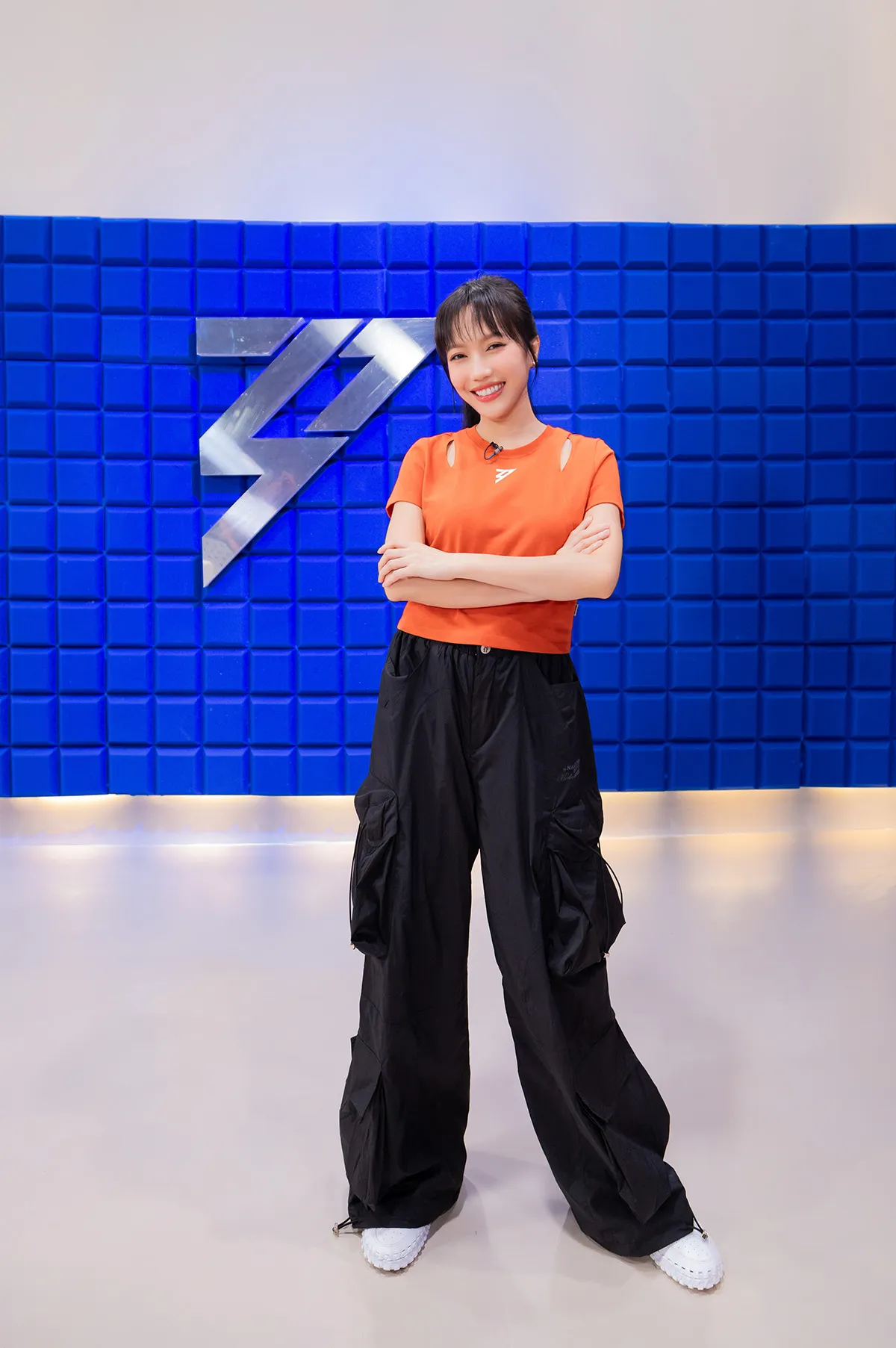 dieu-nhi-duoc-khen-giong-hat-tai-chi-dep-dap-gio-re-song-3