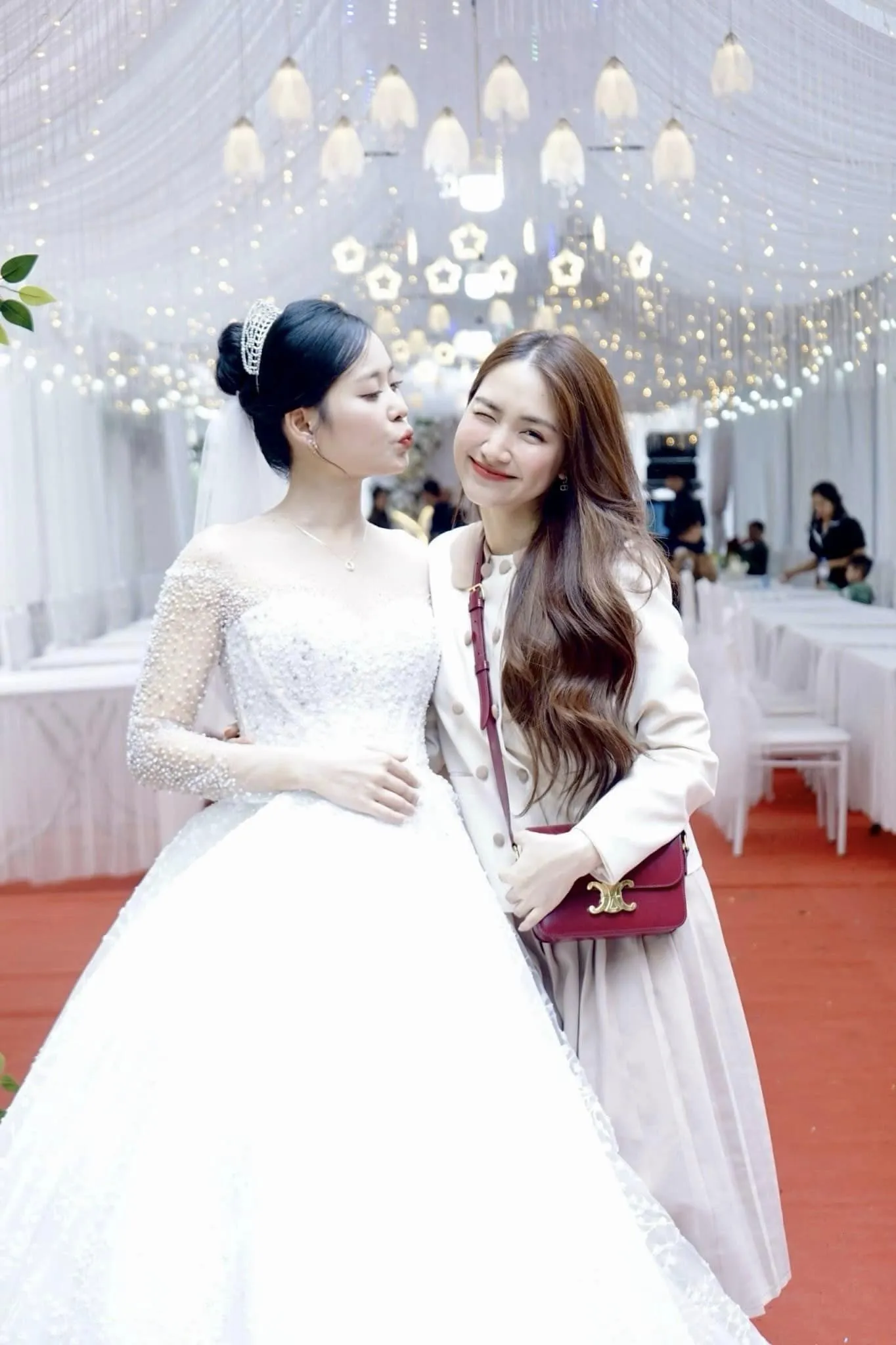 hoa-minzy-tiep-tuc-di-dam-cuoi-lan-nay-khong-con-ke-dau-2