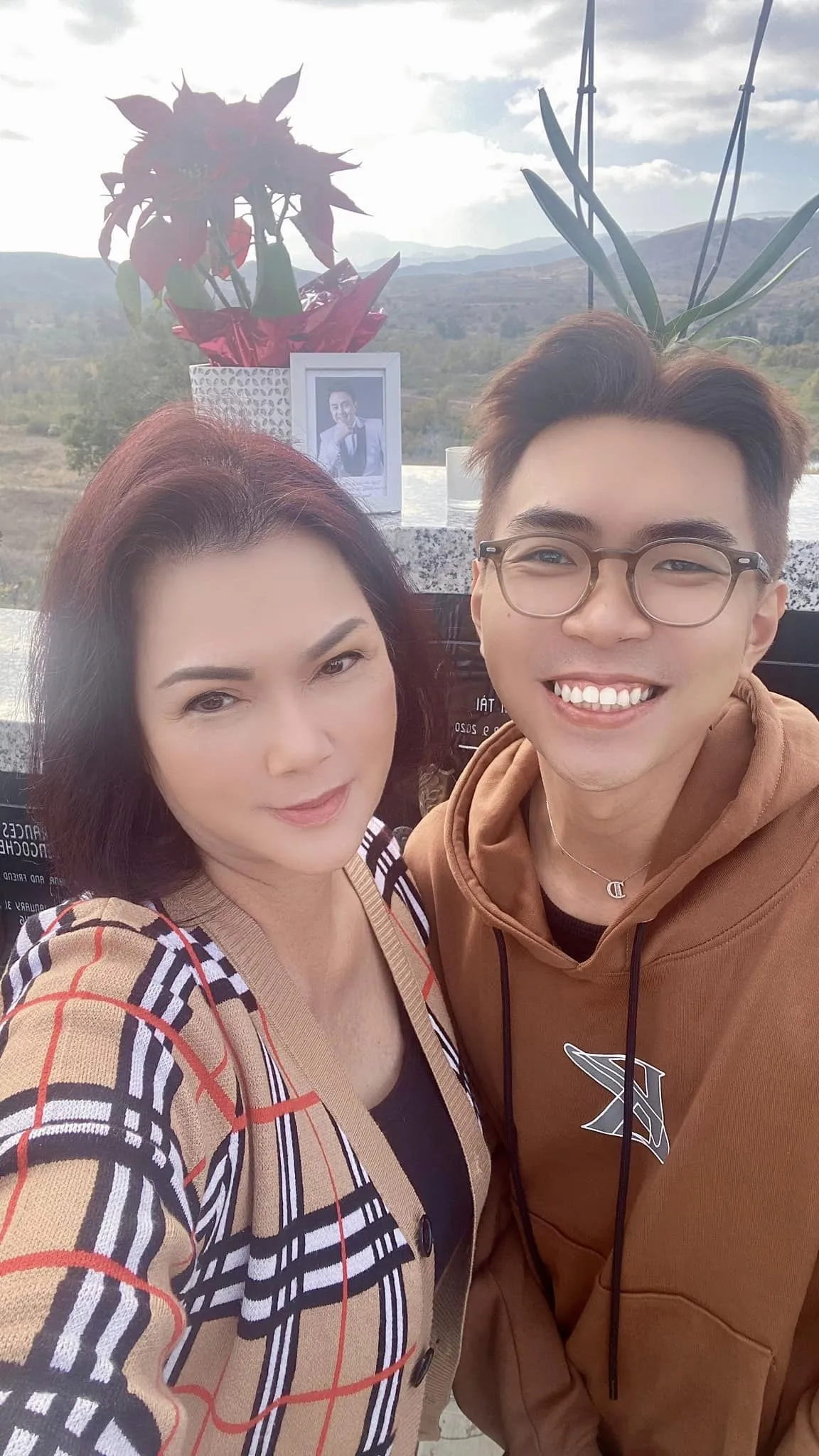 ca-si-phuong-lan-cung-hoai-linh-vieng-mo-nghe-si-chi-tai-2