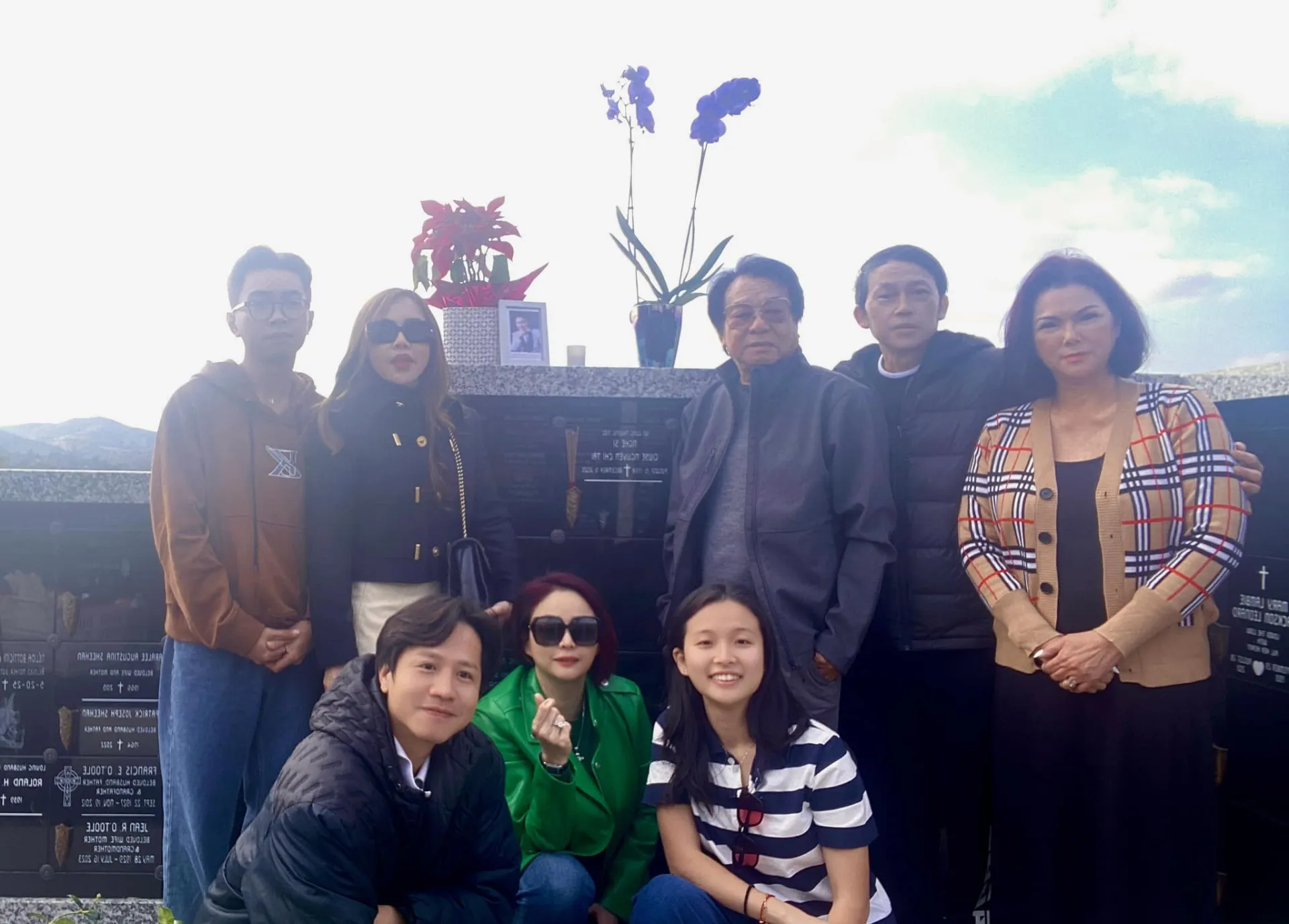 ca-si-phuong-lan-cung-hoai-linh-vieng-mo-nghe-si-chi-tai-3