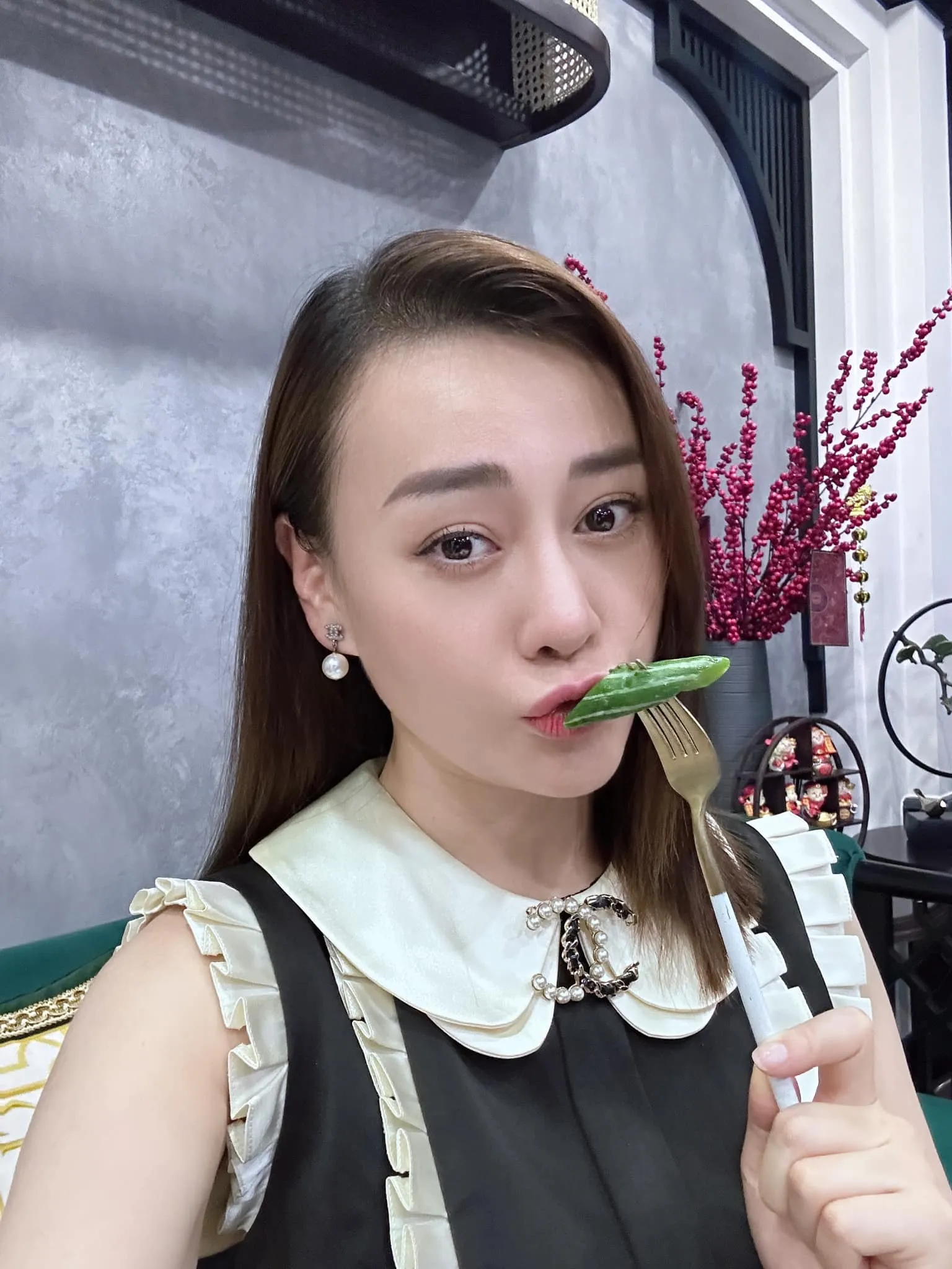 dien-vien-phuong-oanh-chi-tien-khung-tru-dong-phoi-de-mang-thai-3