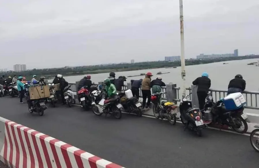 chang-trai-lam-dieu-dai-dot-khi-ban-gai-qua-doi-1