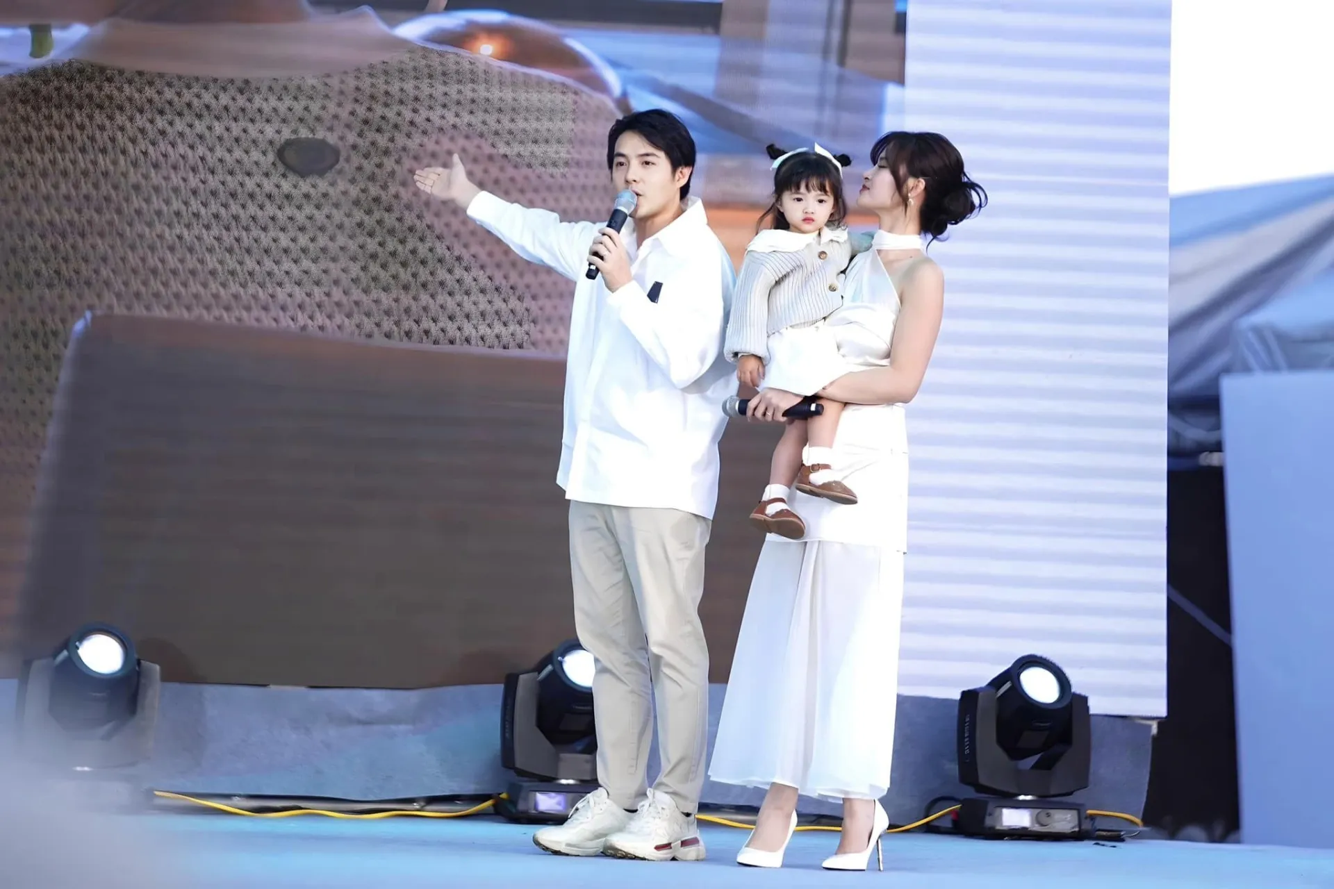 dong-nhi-de-lo-dau-hieu-dang-mang-thai-lan-2-1