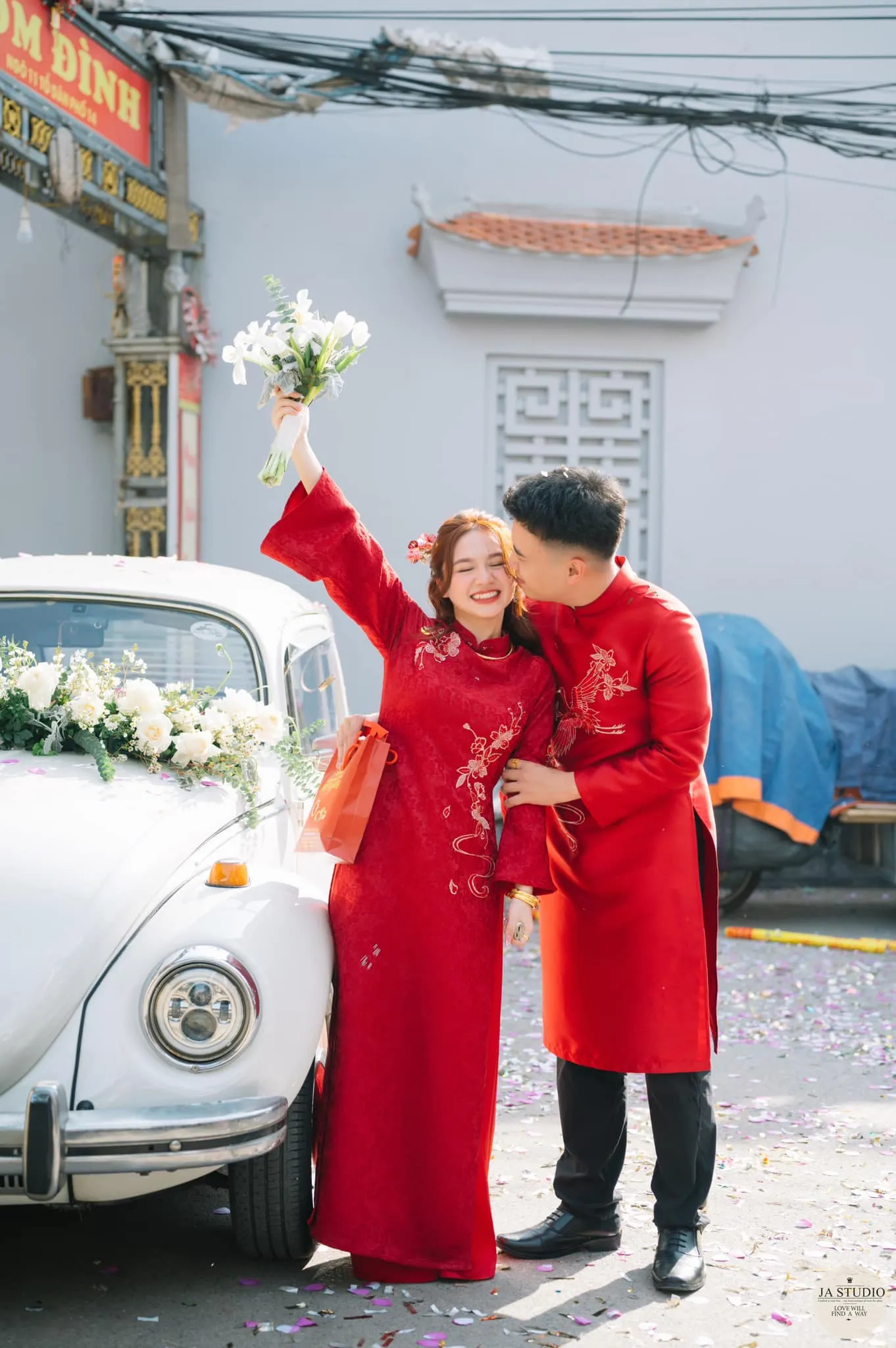 sep-nha-nguoi-ta-mung-cuoi-nhan-vien-sap-tien-day-com-3