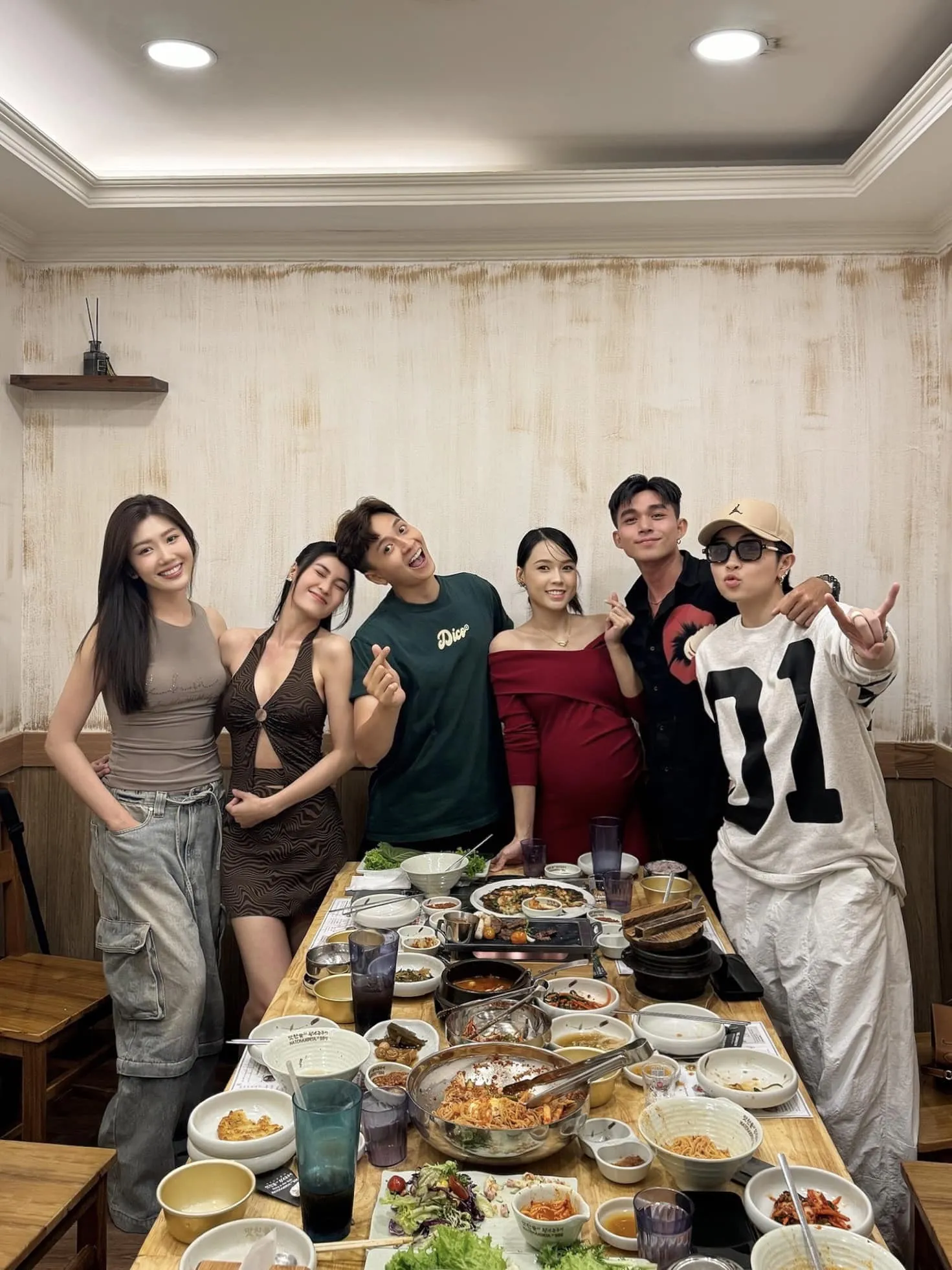 sam-bau-bi-tu-tap-cung-hoi-ban-than-nhan-sac-khong-lep-ve