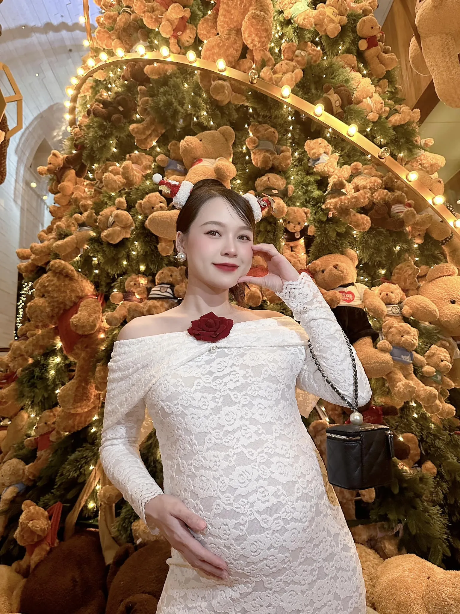 sam-bau-bi-tu-tap-cung-hoi-ban-than-nhan-sac-khong-lep-ve-5