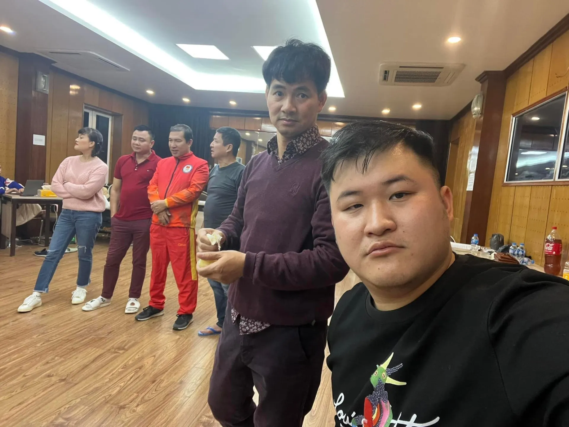 nsnd-cong-ly-tro-lai-tao-quan-vao-vai-co-dau-nhu-thuong-le-1