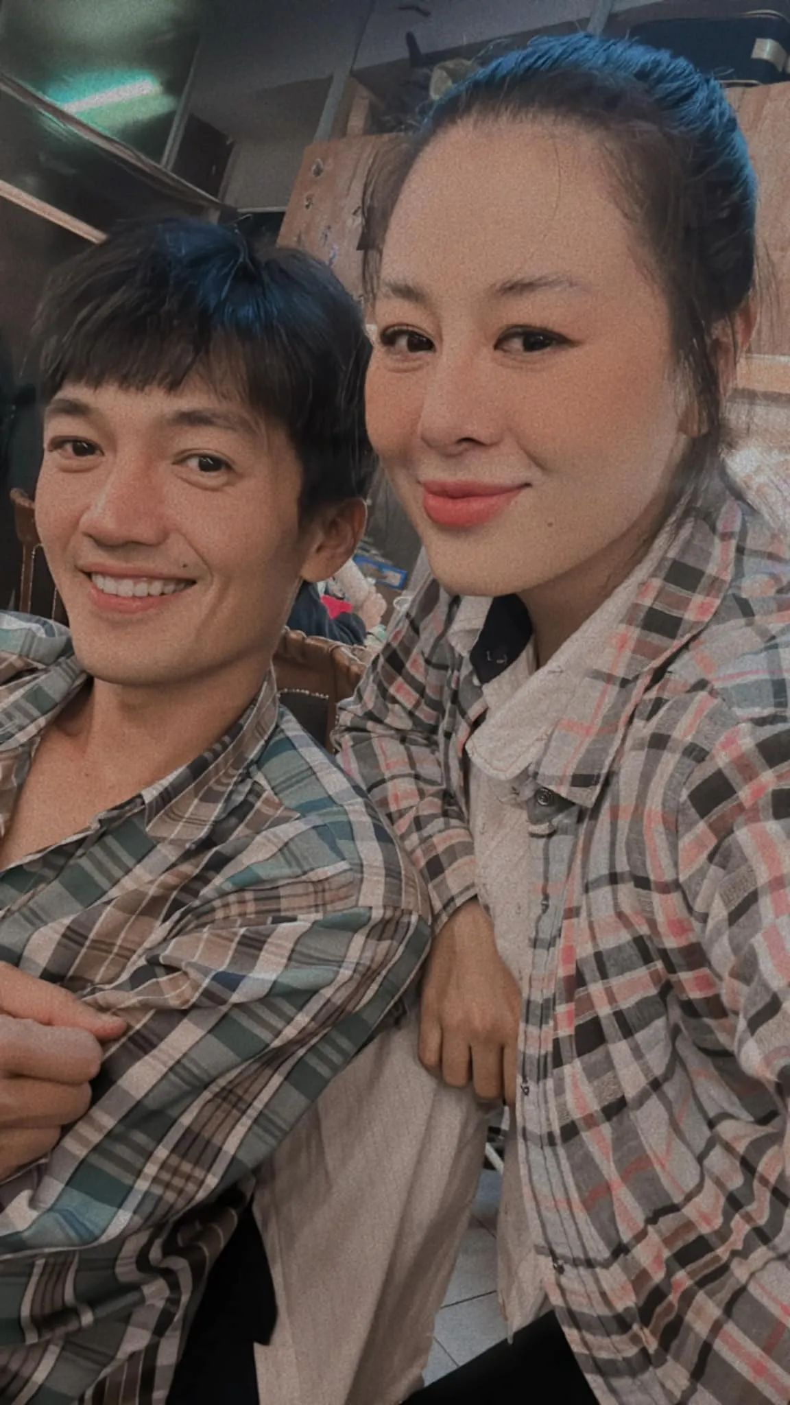 nam-thu-chup-anh-giu-khoang-cach-voi-quang-tuan