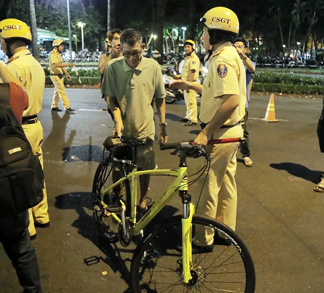 nguoi-phu-nu-di-xe-dap-bi-thoi-nong-do-con-1