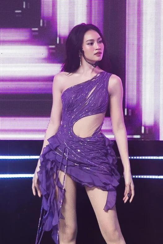 ninh-duong-lan-ngoc-khoe-than-thai-tren-san-khau