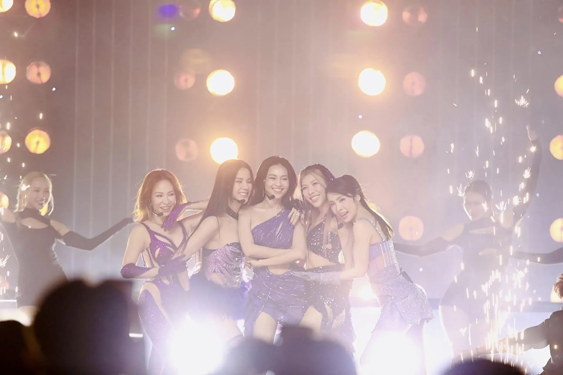 ninh-duong-lan-ngoc-khoe-than-thai-tren-san-khau-2