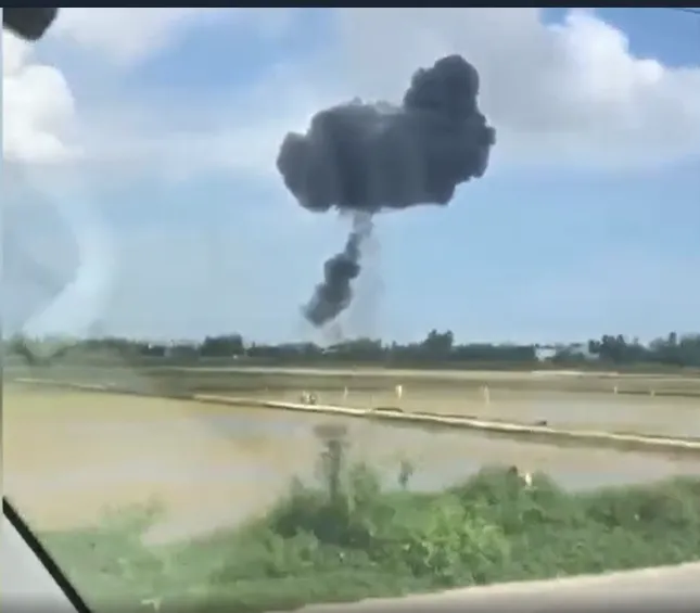 khoanh-khac-phi-cong-nhay-du-khoi-may-bay-roi-o-quang-nam