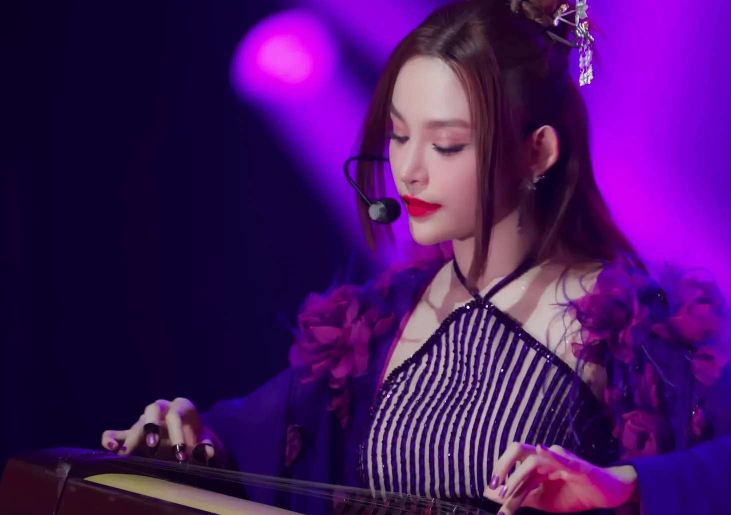 nhan-sac-xinh-dep-cua-huyen-baby-tai-chi-dep-dap-gio-re-song-1