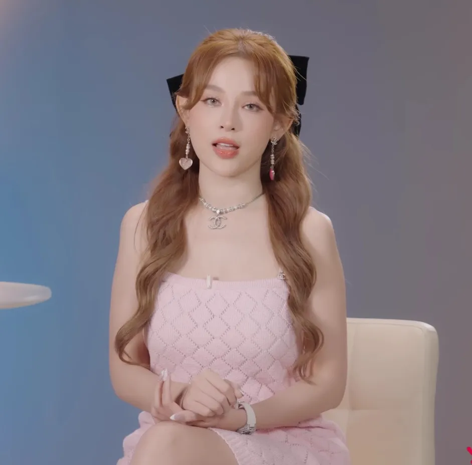 nhan-sac-xinh-dep-cua-huyen-baby-tai-chi-dep-dap-gio-re-song