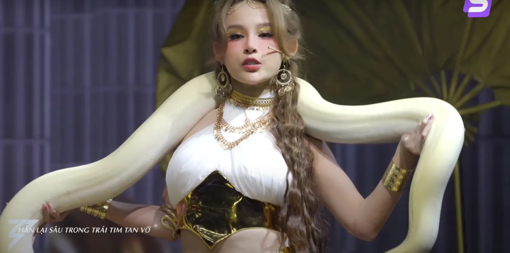 nhan-sac-xinh-dep-cua-huyen-baby-tai-chi-dep-dap-gio-re-song-5