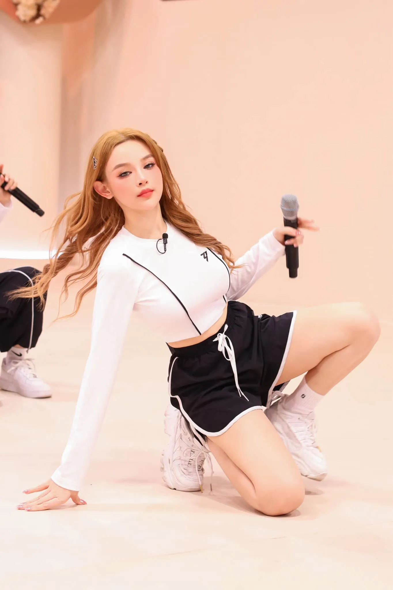 nhan-sac-xinh-dep-cua-huyen-baby-tai-chi-dep-dap-gio-re-song-8