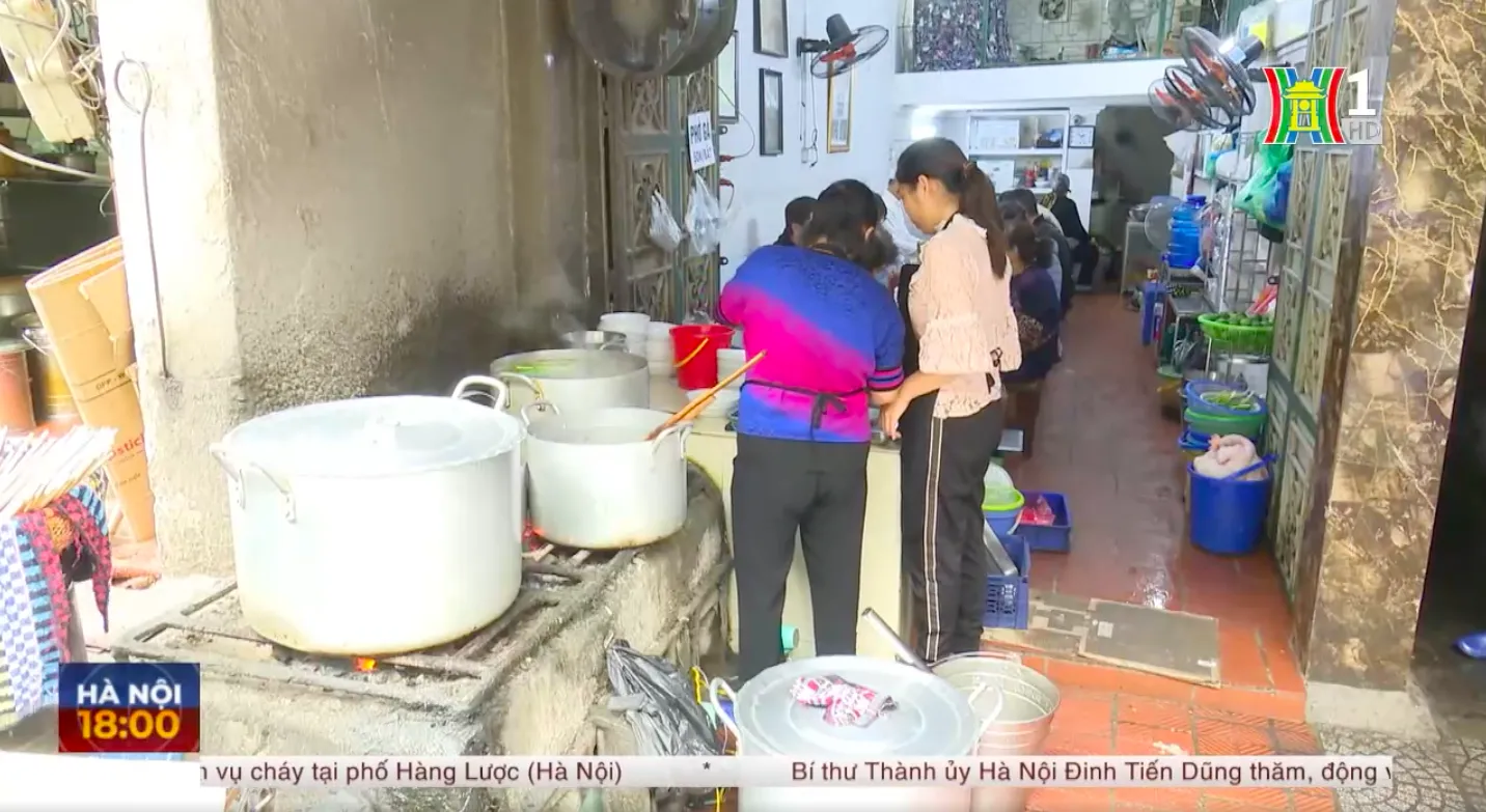 trich-xuat-camera-quan-pho-bi-chang-trai-to-duoi-khach-2