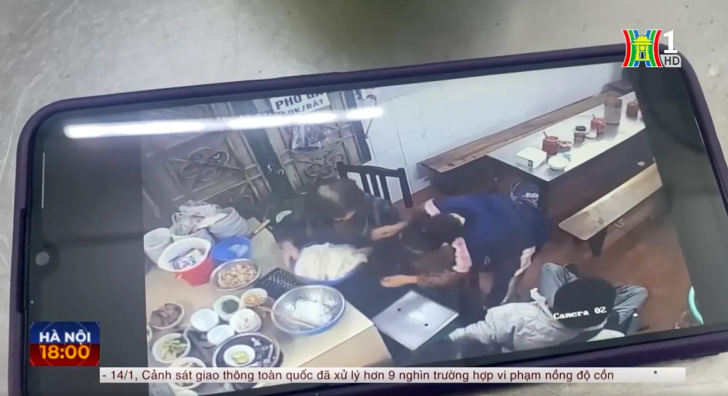 trich-xuat-camera-quan-pho-bi-chang-trai-to-duoi-khach