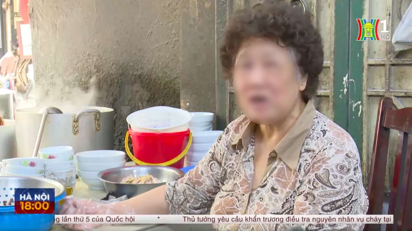 trich-xuat-camera-quan-pho-bi-chang-trai-to-duoi-khach-3