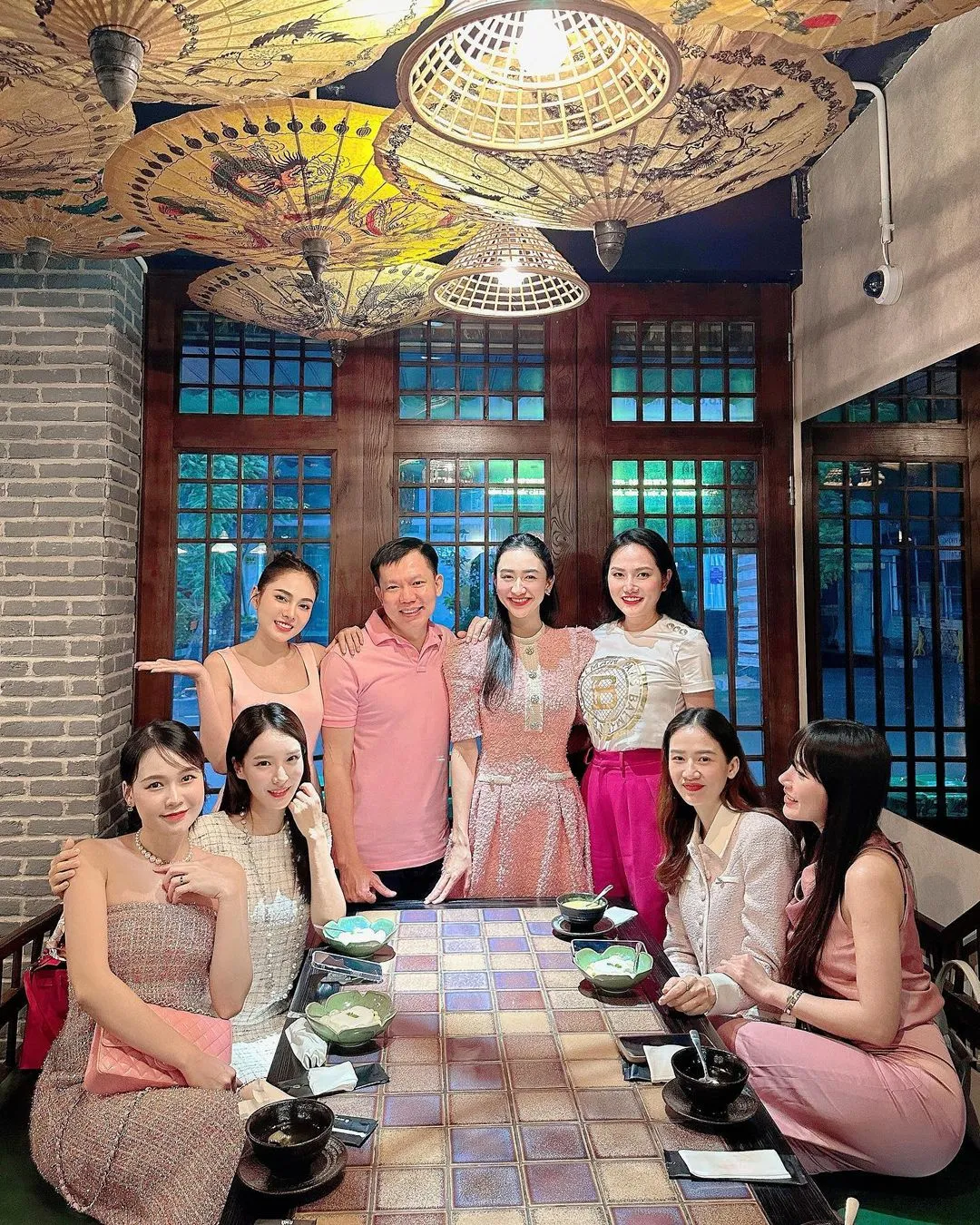 bac-si-cao-huu-thinh-va-hoi-ban-than-toan-my-nhan-showbiz-4