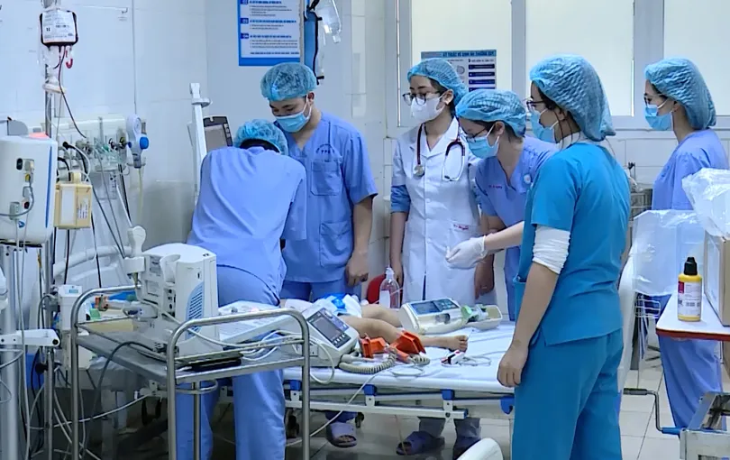 2-chau-be-nguy-kich-sau-khi-an-do-truoc-cong-truong (2)