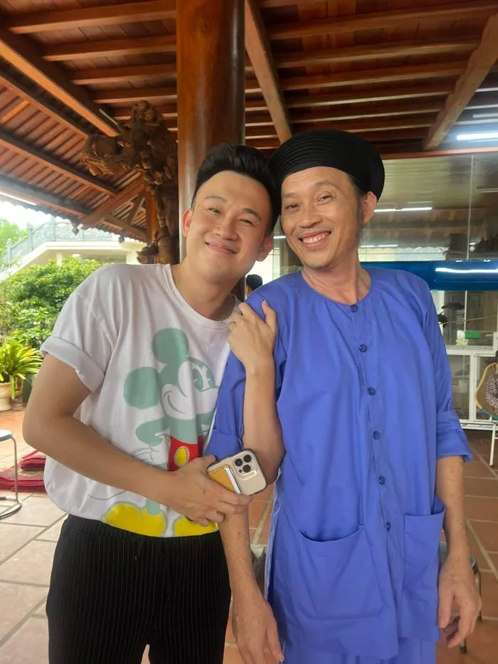 hoai-linh-va-em-trai-duong-trieu-vu-di-tham-mo-nguoi-than-2