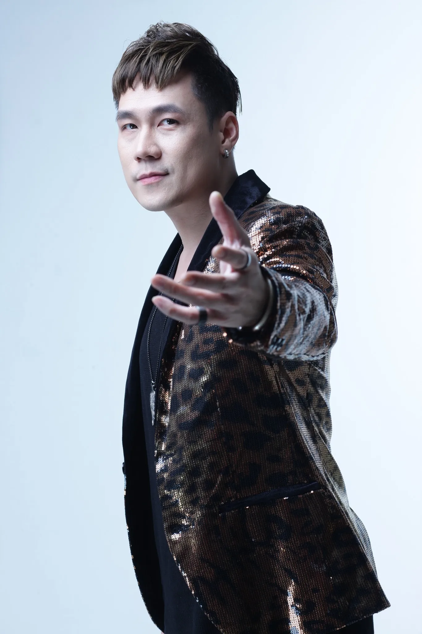 cuoc-song-ca-si-khanh-phuong-hien-ra-sao-sau-khi-vo-bi-bat