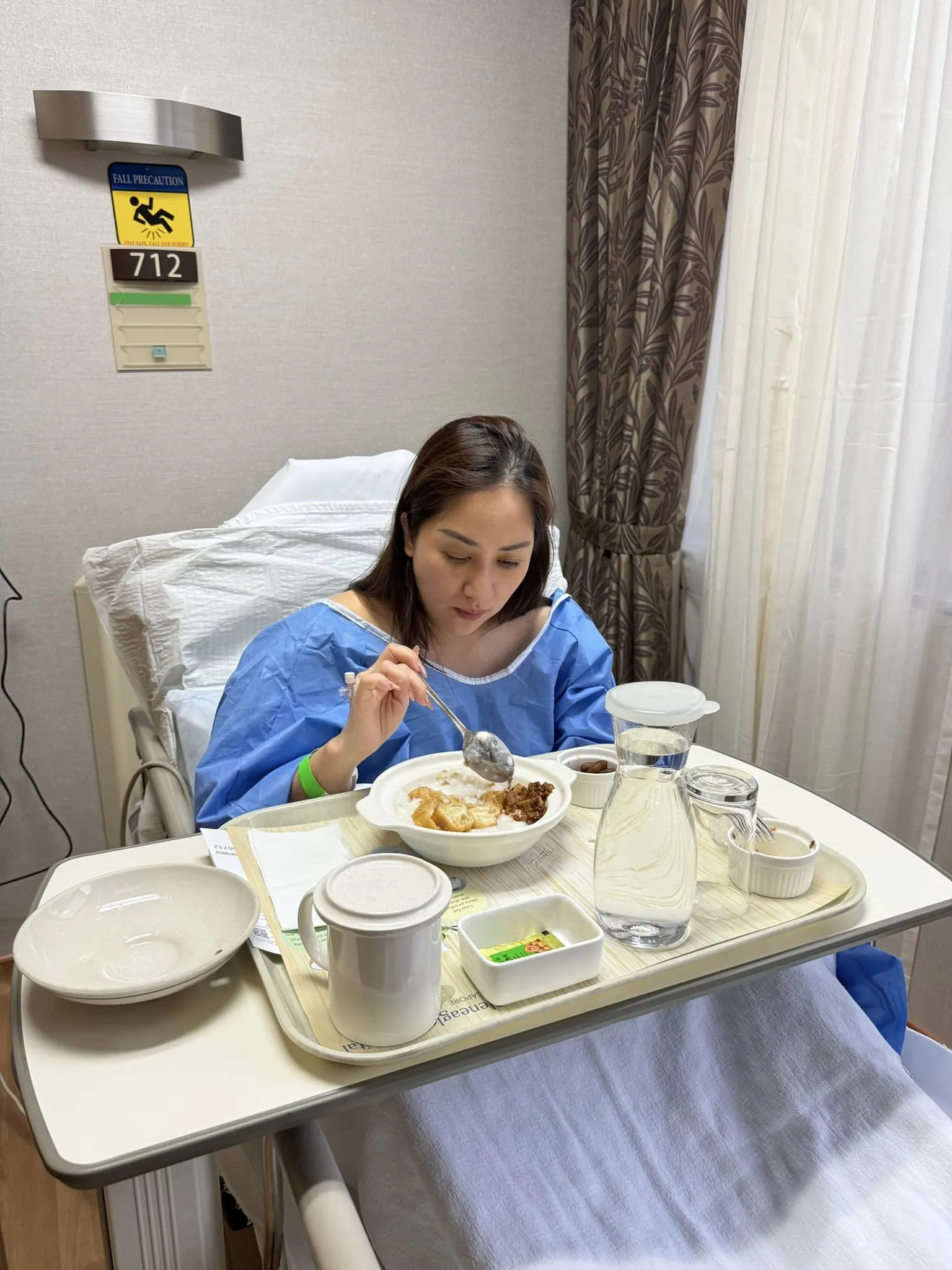 khanh-thi-nhap-vien-phau-thuat-tai-singapore